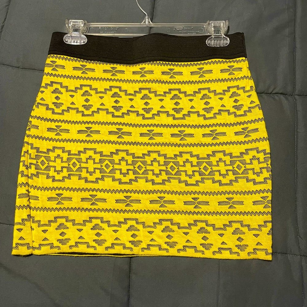 Demanding by SayWhat? Women’s Yellow & Black Patterned Skirt – Size Medium 🖤💛